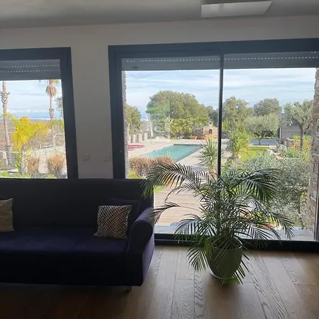 Appartement Avec Dependance Vue Piscine Privee 12p